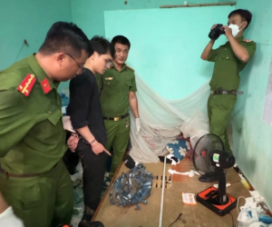CLIP: Công an thu giữ khẩu súng 2 nghi phạm bắn nữ lao công