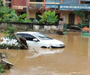 Mưa lớn ở Yên Bái khiến giao thông tê liệt, tạm dừng chạy tàu Hà Nội-Lào Cai