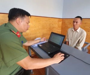 Bắt người đàn ông chế tạo súng quân dụng bán trên mạng