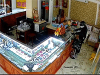 Tình huống chủ nhà chống lại tên cướp xông vào tiệm vàng ở Trà Vinh