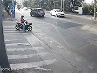 Motor phân khối lớn tông vào người bên đường dù không ai điều khiển
