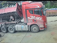 Thanh niên may mắn thoát khỏi nguy hiểm khi đang sửa xe tải