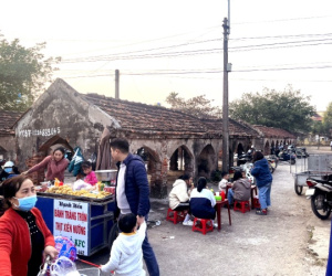 Chợ cổ gần 700 tuổi ở Nam Định, khách tới thưởng thức loạt quà quê ‘rẻ như cho’
