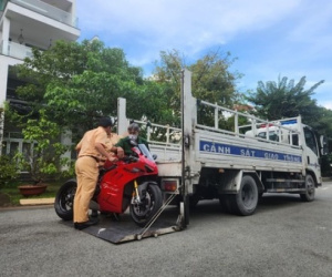CSGT lập biên bản vi phạm nhiều lỗi đối với Ngọc Trinh, tạm giữ 2 xe môtô phân khối lớn