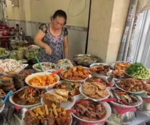 Khách Tây mách quán cơm bình dân 40 năm tuổi, thực đơn hơn 30 món ngon ở TP.HCM