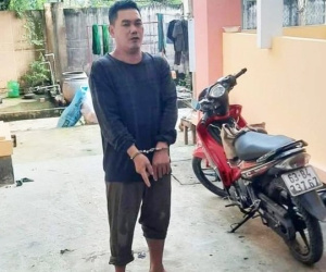 Bị bắt quả tang dùng súng điện trộm chó, 2 thanh niên vứt xe bỏ chạy