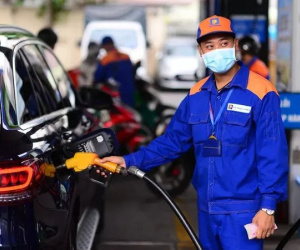 Giá xăng ngày mai tiếp tục giảm mạnh?