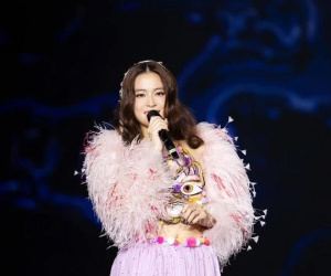 Chàng trai 'cà khịa' Hoàng Thùy Linh hát live, thu về hàng triệu lượt xem