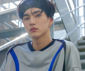 Vừa viết thư xin lỗi vì vào nhà nghỉ, nam idol nhà SM đã bị bắt gặp livestream cùng bạn gái
