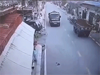 Lao từ ngõ ra đường không quan sát, người đàn ông đau đớn nằm đo đường