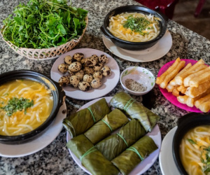 Bánh canh cá lóc sôi sùng sục trong thố, khách xuýt xoa thưởng thức ở Măng Đen