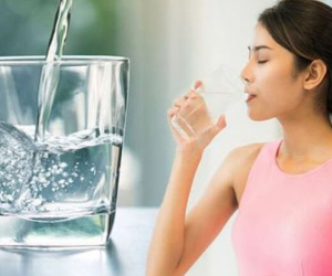 Người bị sỏi thận uống bao nhiêu nước/ngày là đủ?