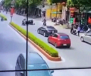 Công an xác minh vụ việc học sinh cấp 2 chạy xe vượt đầu ô tô rồi gặp tai nạn