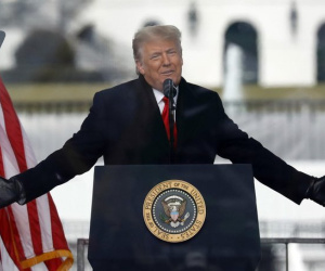 Ông Trump kiện cựu sĩ quan tình báo Anh