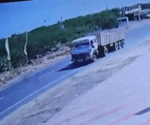Ô tô con lao thẳng vào đầu xe tải khiến 2 người tử vong