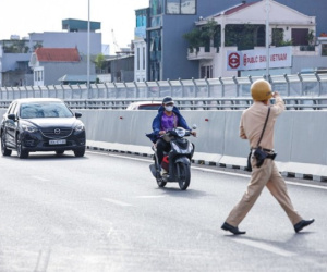 Xử phạt hàng loạt xe máy đi lên đường Vành đai 2 trên cao