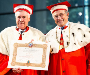Ancelotti diện trang phục lạ, đội mũ lông nhận bằng Tiến sĩ danh dự