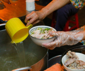 'Bánh canh ma' chật kín khách lúc nửa đêm ở TP.HCM, vừa mở bán đã lo hết hàng