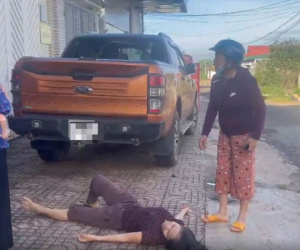 Người phụ nữ bị chó thả rông tấn công, kéo lê trên đường