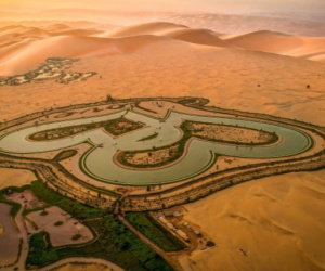Hồ tình yêu hình trái tim khổng lồ nổi bật giữa sa mạc Dubai