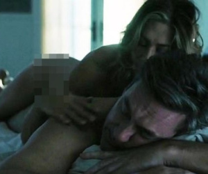 Vợ cũ Brad Pitt gây sốt với vóc dáng tuổi 54 trong cảnh khỏa thân