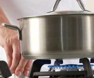 Nhà dùng bếp gas phải biết việc làm chỉ với một cây tăm này: Có thể giúp giảm 'kha khá' tiền gas một năm