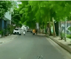 Xem xét xử lý hình sự thanh niên đi lấn làn còn đạp ngã người đi xe đạp giữa phố