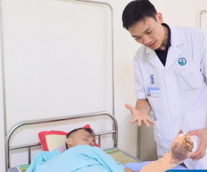 Điện thoại bất ngờ phát nổ khi sạc pin, người đàn ông dập nát bàn tay