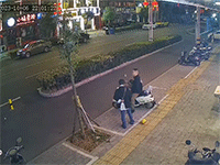 Quên tắt chìa khóa, người đàn ông suýt bị cậu con trai cho cả người cả xe phi ra đường