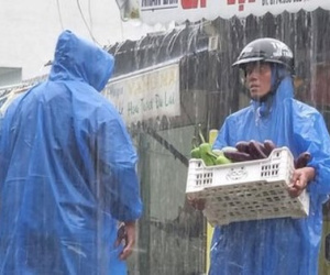 Chợ thất thủ, tiểu thương nháo nhác ôm hàng ra đường bán tháo chạy ngập