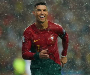 Ronaldo muốn ghi 1.000 bàn, mẹ CR7 bật khóc nhìn con được vinh danh