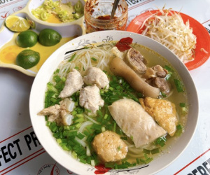Bữa sáng Sài Gòn: Đặc sắc tô bún mọc núp hẻm chợ An Đông, 40 năm nấu bằng bếp củi than