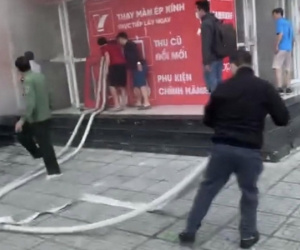 Hà Nội: Cháy cửa hàng sửa chữa điện thoại ở Khu đô thị Thanh Hà, người dân phá cửa dập lửa