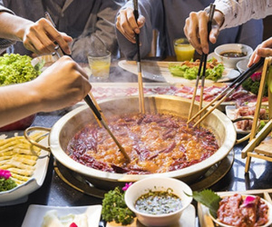 Một gia đình trả 800 nghìn đồng ăn buffet nhưng gọi 600 đĩa thịt, chủ nhà hàng phát hiện hành vi đáng ngờ qua camera