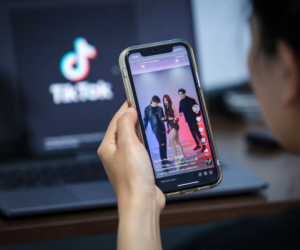 Nở rộ cách kiếm tiền mới trên TikTok: Đăng 3 video mỗi ngày, kiếm về hơn 20 triệu/tuần - Làm giàu quá dễ?
