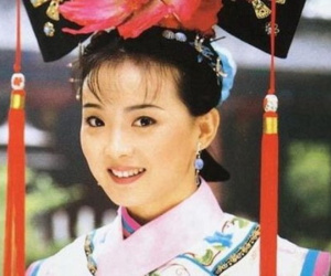 Diễn viên 'Hoàn Châu cách cách' bị chồng giàu ghẻ lạnh, con trai tát giữa đường