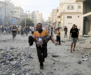 Xem người dân ở dải Gaza tìm đường sơ tán sau khi quân đội Israel tiến hành không kích vào thành phố