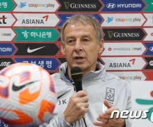 Truyền thông Hàn Quốc chê ĐT Việt Nam yếu, HLV Klinsmann nói gì?