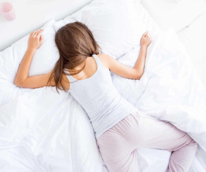 Vì sao phụ nữ luôn thích 'dạng rộng chân' khi ngủ?