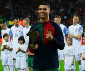 Mẹ của Ronaldo bật khóc nức nở khi chứng kiến con trai được vinh danh trước hàng vạn khán giả