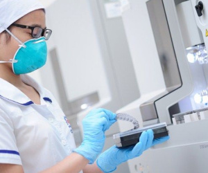 Từng qua đêm với tình cũ, nữ giám đốc lo lắng xét nghiệm ADN để tìm cha cho con