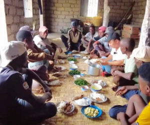 Hội bạn Angola của Quang Linh Vlogs lần đầu nếm mắm tôm, biểu cảm khó đỡ nhưng khiến netizen Việt thích thú