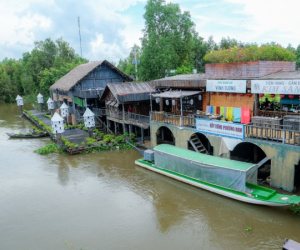 Du khách 'săn lùng' chợ nổi miền Tây trong phim Đất rừng phương Nam