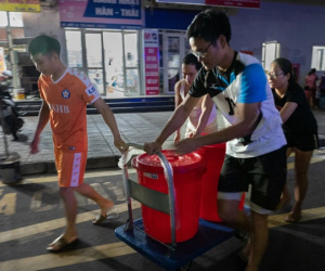 Hàng nghìn hộ dân ở Hà Nội cả tuần không có nước sạch