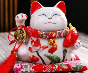 Mèo Thần Tài có quy tắc tay trái - tay phải: Đặt sai tiền bạc thất thoát, gia đạo bất an