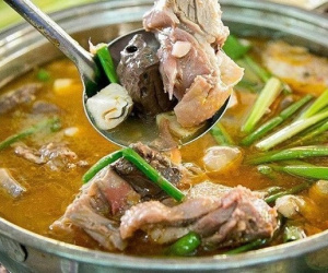 5 người đi cấp cứu sau 10 phút ăn lẩu tại quán vỉa hè