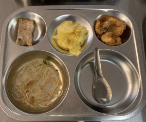 Sau lùm xùm suất ăn lèo tèo, trường thông báo dừng ăn bán trú