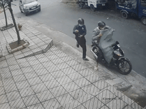Clip: Ô tô húc văng 2 thanh niên trộm chó ở TP.HCM khiến dân tình hả hê
