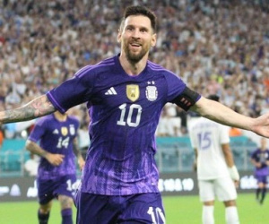Messi tỏa sáng rực rỡ ngày trở lại, khiến CĐV đối phương cũng phải vỗ tay thán phục