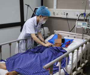 Bắt rắn chơi, học sinh lớp 2 nguy kịch